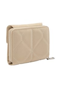 Beżowy portfel wykonany z miękkiego materiału, z pikowanym wzorem w sześciokątne kształty i białym przeszyciem, oraz zamknięciem na srebrny zamek.