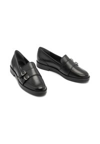 Melni ādas loafers ar noapaļotu purngalu, divām sprādzēm, izšūtu detaļu uz vampiem un zemu gumijas zoli. Gluda tekstūra.