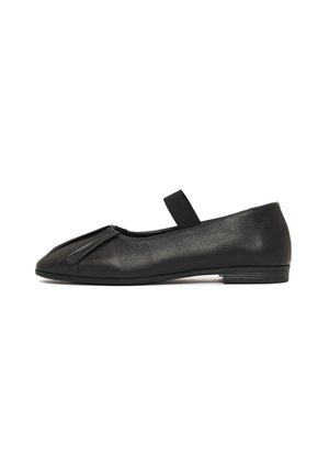 Chaussure plate en cuir noir avec un bout arrondi, petits plis à l'avant, bande élastique sur le cou-de-pied et petit talon empilé.