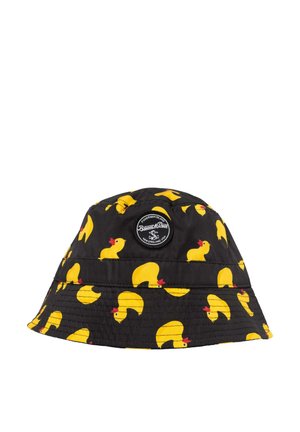 Zwarte emmerhoed met een patroon van gele rubberen eendjes en een ronde Fisherman Island-logo patch aan de voorkant.