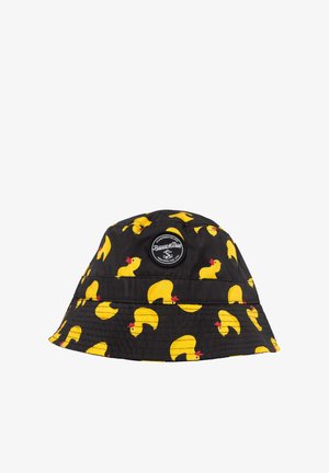 Schwarzer Bucket Hat mit gelben Gummienten-Mustern und einem runden Fisherman Island Logo-Patch auf der Vorderseite.