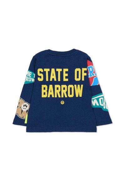 Maglietta a maniche lunghe blu navy con testo audace giallo "STATE OF BARROW" sul retro e accenti grafici colorati sulle maniche.