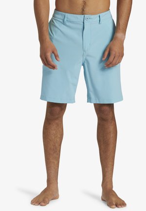 Shorts pour hommes de couleur bleu clair à coupe droite, avec une fermeture à bouton et zip, et une texture de tissu lisse. Comprend des poches latérales au niveau de la taille.