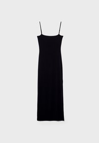 Robe noire midi avec bretelles fines, fabriquée en tissu lisse. Présente une silhouette ajustée et une coupe droite, sans motifs ni ornements.