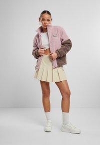 Karl Kani Flisinė striukė - rose taupe