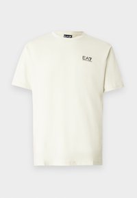 Szaténfehér rövid ujjú póló kerek nyakkivágással és kis fekete EA7 Emporio Armani logóval a bal mellrészen.