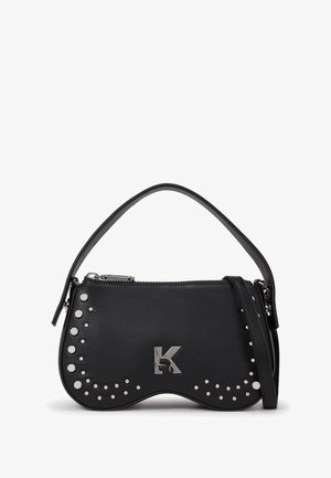 Mustat nahkalaukku hopeisella logolla. Varustettu niittikoristeilla ja vetoketjulla. Mukana lyhyt kahva ja irrotettava olkahihna.