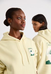 New Balance RELAXED HOODIE UNISEX - Bluză de molton - beige