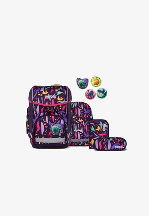 Ensemble de sac à dos en violet foncé avec des motifs floraux vibrants. Comprend un sac à dos, une trousse, et deux sacs plus petits. Accents réflecteurs présents.