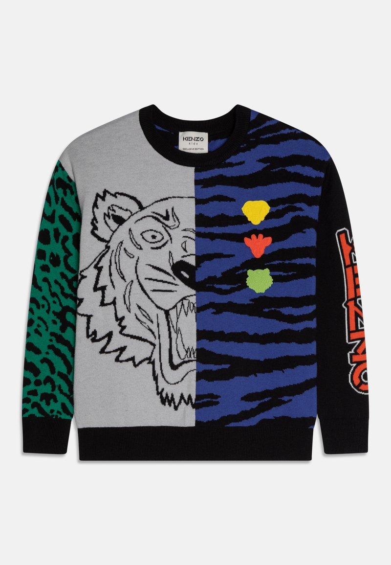Pull avec motif face de tigre divisée, manche imprimée léopard verte, rayures bleues et noires, empreintes de pattes colorées et texte "KENZO" sur la manche noire.