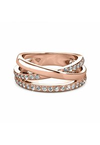 Set di anelli in oro rosa composto da tre bande intrecciate. Una banda è liscia, mentre le altre sono decorate con piccole pietre trasparenti lungo i bordi.