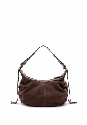 Borsa a tracolla in suede marrone scuro con tracolla regolabile intrecciata, chiusura con zip e dettagli a nappina sui lati su sfondo bianco.