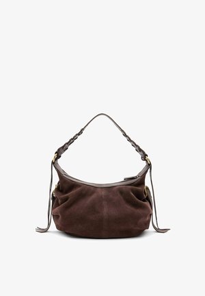 Sac à bandoulière en daim marron foncé avec bandoulière réglable tressée, fermeture éclair et détails de pampilles sur le côté, sur fond blanc.