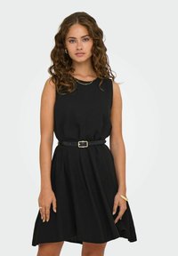 Vestido negro sin mangas con cintura ajustada y falda acampanada. Presenta un cinturón negro con hebilla dorada. Tejido suave y diseño clásico.