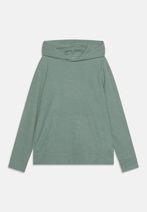 Sweat à capuche vert à manches longues avec poche kangourou et texture côtelée, étalé à plat sur un fond blanc.
