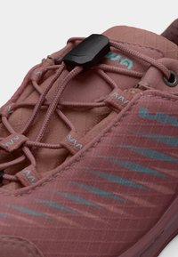 Roze sportschoen met een gestructureerd bovenwerk, elastisch vetersysteem met een zwarte schuifknop en blauwe accenten aan de zijkant.