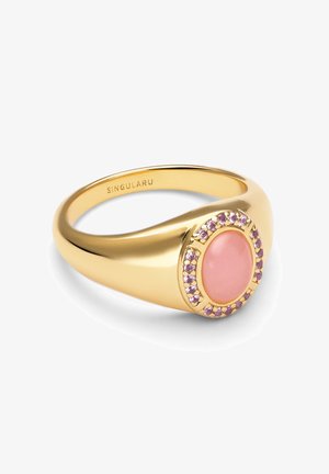 Zlatni prsten s ružičastim ovalnim kamenom, okružen malim ljubičastim kamenčićima. Glatki obruč s poliranim završetkom, iznutra označen natpisom "SINGULARU".