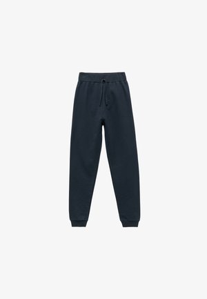 Pantalones de chándal azul marino con cintura ajustable, tobillos ceñidos y material de algodón suave. Diseño minimalista sin patrones visibles.