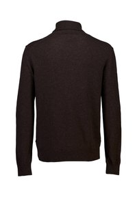 Brunstickad tröja med hög krage och långa ärmar. Har en ribbad nederkant och manschetter, och ger en jämn textur överlag.