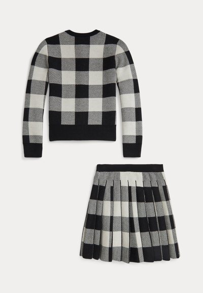 Set di maglione a quadri in bianco e nero e gonna plissettata. Il maglione presenta un collo e dei polsini a costine. La gonna ha un elastico in vita.