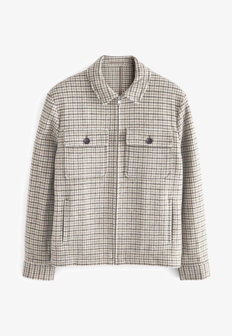Grijze en beige houndstooth-patroon jas met een ritssluiting aan de voorkant, twee borstzakken met knopen en een kraag.