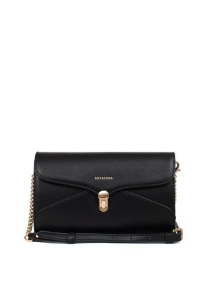 Sac en cuir noir avec quincaillerie dorée. Il dispose d'un fermoir à rabat avec un crochet et d'une bandoulière en chaîne. Texture lisse avec des coutures accentuées.