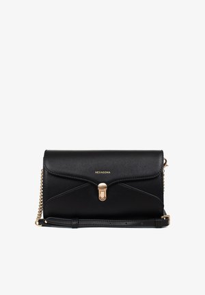 Czarna skórzana torebka z złotymi akcentami. Posiada zapięcie na klapkę z zatrzaskiem oraz łańcuszkowy pasek. Gładka tekstura z akcentującymi szwami.
