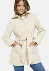 Cappotto in misto lana color beige chiaro con cappuccio, vita legata, due tasche frontali e polsini bottonati. Design semplice con texture morbida.