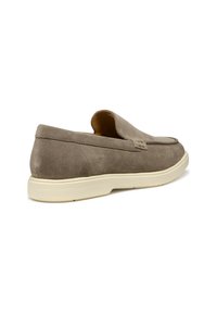 Scarpa slip-on in suede color taupe chiaro con texture liscia, design curvo e suola in gomma bianca; presenta cuciture decorative sulla tomaia.