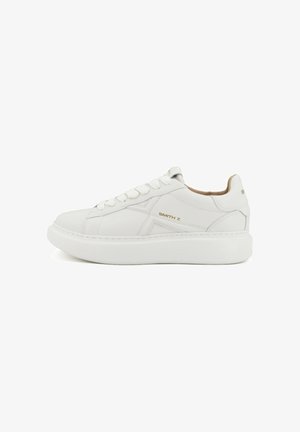 Sneakers in pelle bianca con punta tonda, suola piatta bianca e dettagli dorati; caratterizzate da un design con lacci e cuciture decorative sui lati.