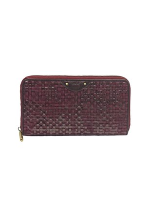 Portefeuille tissé bourgogne avec une surface texturée, mettant en avant un accent en cuir brun foncé et un zip en métal doré, de forme rectangulaire.