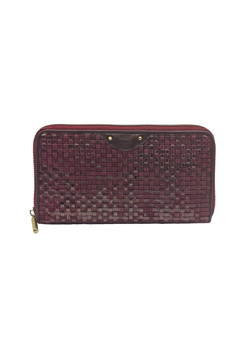 Portefeuille tissé bourgogne avec une surface texturée, mettant en avant un accent en cuir brun foncé et un zip en métal doré, de forme rectangulaire.