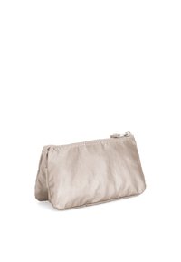 Lys beige nylon pung med en rektangulær form, glat overflade, lynlås lukning og svag glans, velegnet til kosmetik eller accessories.