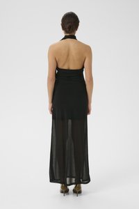 Crna halter-haljina s tijelom koji se uklapa i prozračnom lepršavom suknjom. Sadrži dizajn bez leđa, glatku teksturu i dugu dužinu.