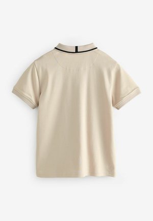 Beige polo särk, millel on mustrihinne krae, lühikesed varrukad ja sile tekstuur. Tagaküljel on ümmargune yoke detail.