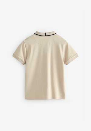 Bežinė polo marškinė su juodu dryžuotu apykaklės kraštu, trumpomis rankovėmis ir lygia tekstūra. Nugaros pusėje matyti apvalus juosmens detalė.