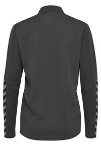 Camisa de manga larga con cuello en tela gris oscuro con un patrón texturizado. Presenta rayas negras y blancas a lo largo de los bordes de las mangas.