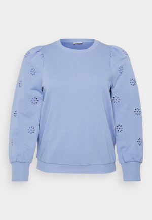 Sudadera de color azul claro con mangas abullonadas, que presenta patrones de flores cortados en las mangas y un dobladillo y puños acanalados.