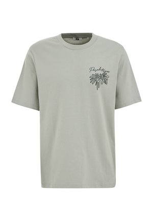 Gaiši pelēka īsroku T-krekls ar apaļu kakla izgriezumu, ar mazu melnu palmas koku attēlu un tekstu "Paradise Found" augšējā kreisajā krūtīs.
