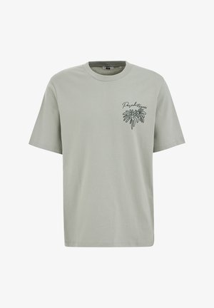 Lichtgrijs T-shirt met korte mouwen en ronde hals, met een kleine zwarte palmbomengrafiek en de tekst "Paradise Found" op de linkerborst.