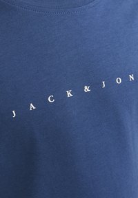 Jack & Jones Junior JJESTAR NOOS - Marškinėliai su spaudiniu - ensign blue
