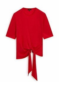 T-shirt rosso a maniche corte realizzato in tessuto morbido, con dettaglio di nodo frontale e scollo rotondo. Tessuto liscio con una vestibilità casual.