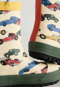 Bottes de pluie en caoutchouc colorées présentant un motif de voitures amusant, une tige jaune, des accents rouges, une semelle verte et une semelle extérieure en noir texturé pour une meilleure adhérence.