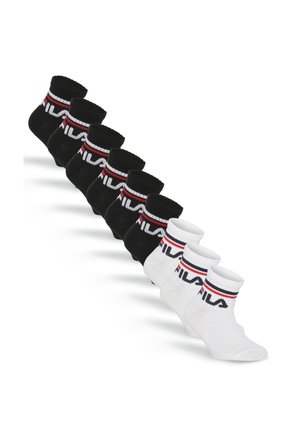 Otte par FILA ankelsokker, seks sorte og to hvide, hver med rød- og hvidstribet kant og FILA-logo nær kanten.