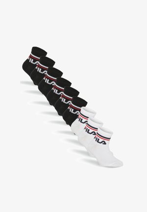 Acht Paar FILA Knöchelsocken, sechs schwarze und zwei weiße, jeweils mit rot-weiß gestreiftem Rand und FILA-Logo nahe der Stulpe.