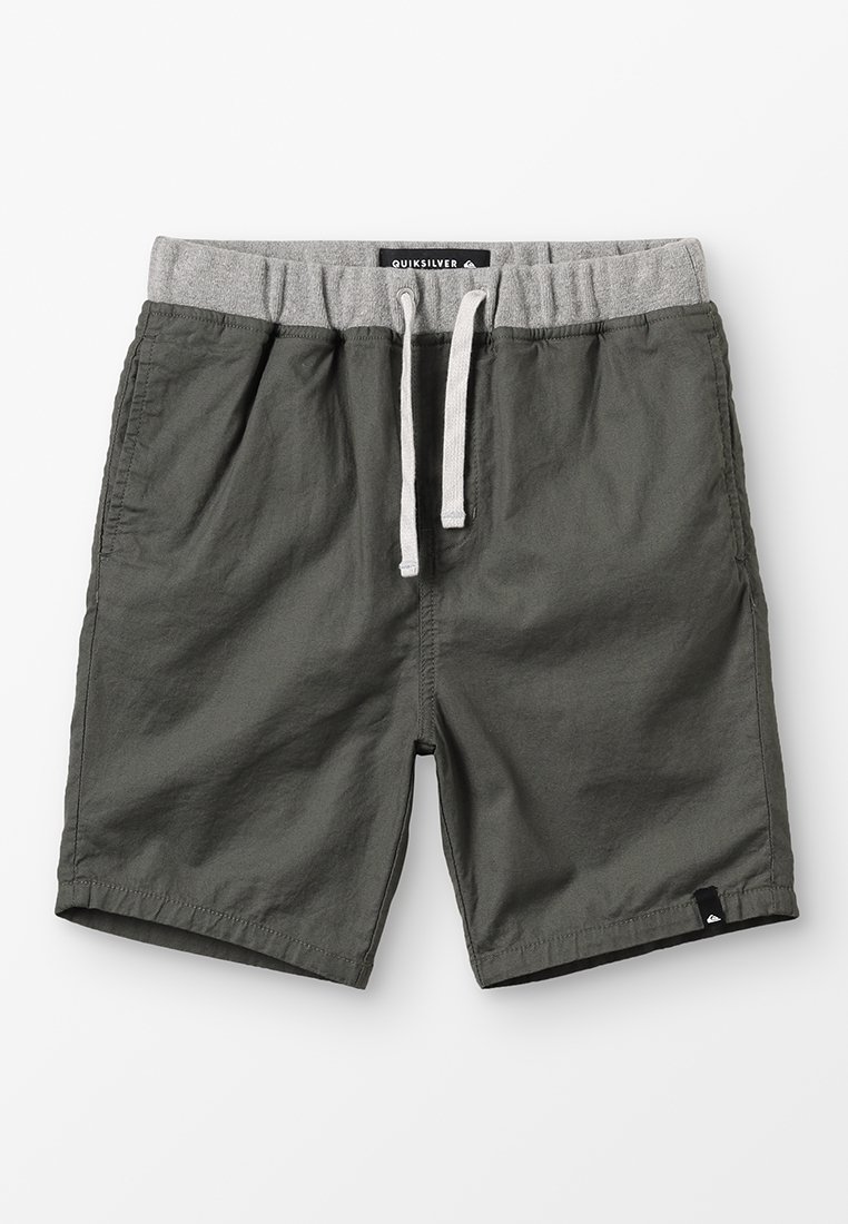 Shorts vert foncé avec une taille élastique grise, fermeture à cordon et poches latérales. Comprend une petite étiquette logo sur l'ourlet inférieur.