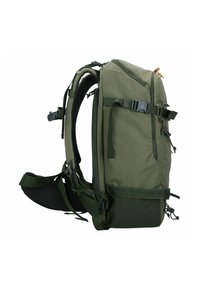 Mochila verde con un diseño estructurado, hecha de tela duradera, cuenta con correas ajustables, múltiples hebillas y un panel trasero acolchado.