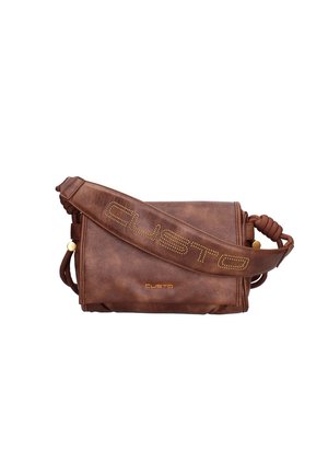 Sac bandoulière en cuir synthétique marron avec une sangle tressée, logo en relief et accents dorés. Forme rectangulaire avec fermeture zippée.