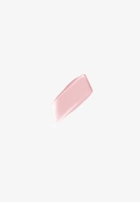 Tache crémeuse de couleur rose clair avec une texture lisse sur fond blanc, évoquant un produit de maquillage ou de soin de la peau.