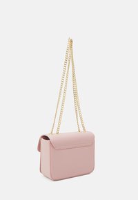 Różowa torebka z ekoskóry z łańcuszkiem, prostokątny kształt, zapięcie na klapkę i szew detaliczny na krawędzi. Złote akcenty sprzętowe.